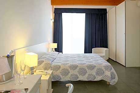 Large Superior Quadruple Room with City View