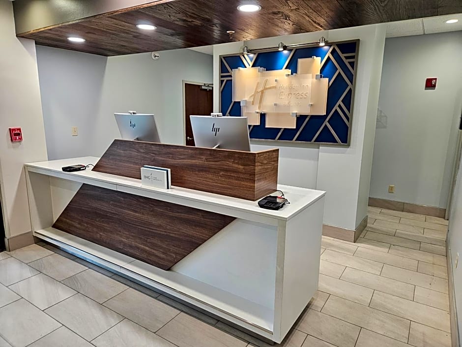 Holiday Inn Express Hotel & Suites Cincinnati-Blue Ash By IHG