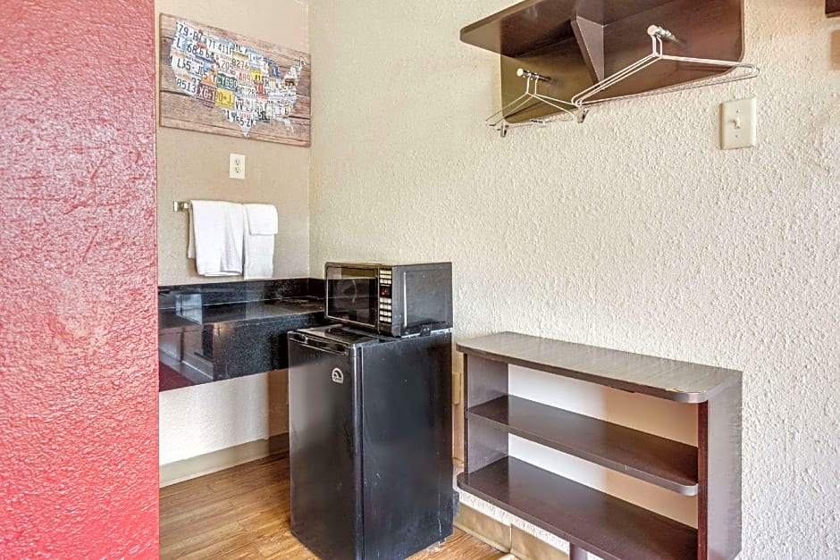 Econo Lodge Inn & Suites