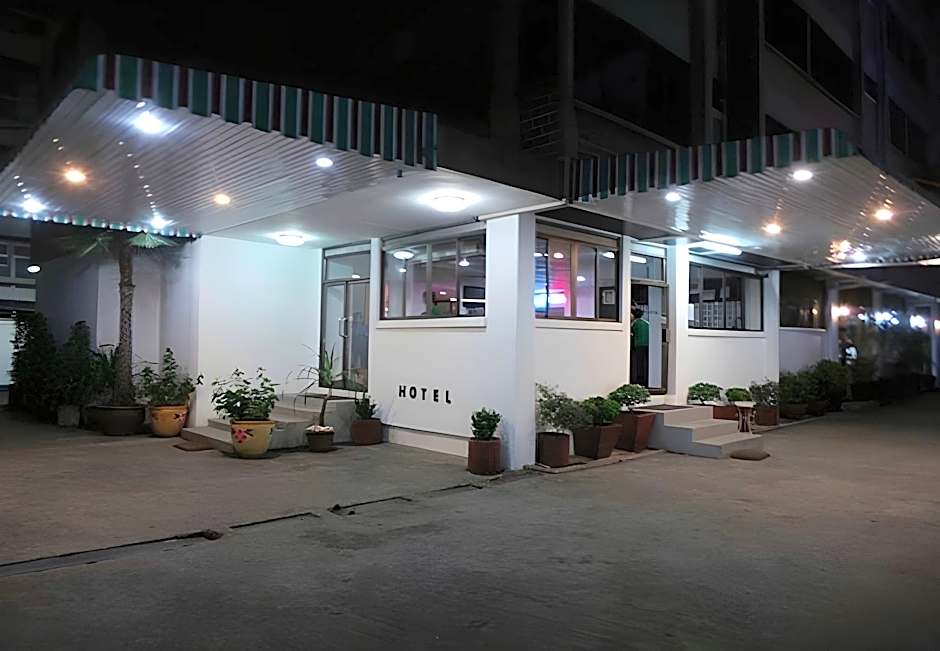 Crown Bts Nana Hotel