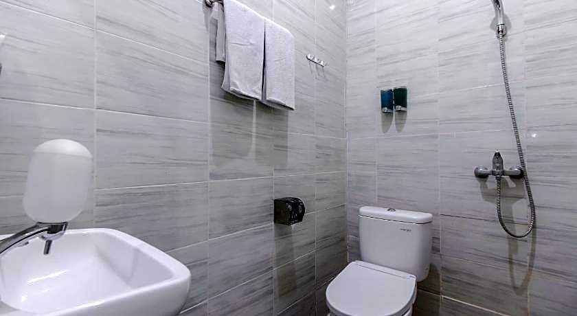 RedDoorz Plus near Galaxy Bekasi