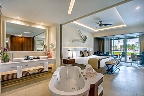 Luxury Junior Suite Swim Out Diamond Club