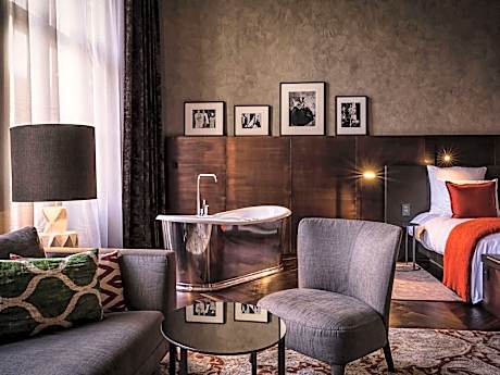 Stue Suite - 1 King Size Bed, spacious elegance with a ceiling height of 16 ft. (5m)