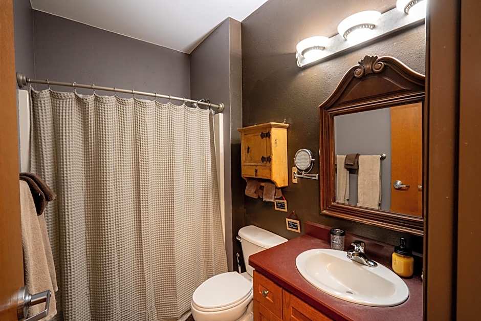Bison Lodge - Lg Home - 2 bedrooms - less than 5 miles to Yellowstone North Entrance, Sleeps up to 8