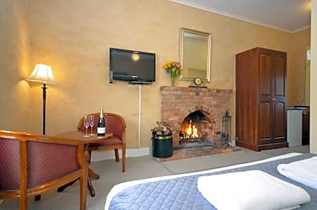 Heritage King Spa Fireplace Room