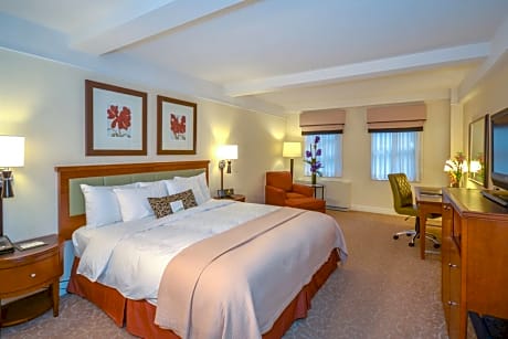 Deluxe Room, 1 Queen Bed, Kitchenette