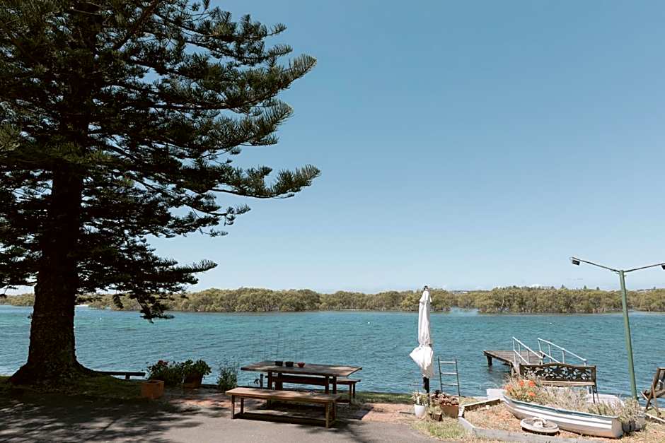 Black Swan Waterfront Motel