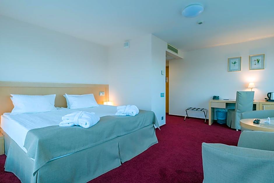 Riga Islande Hotel with FREE Parking