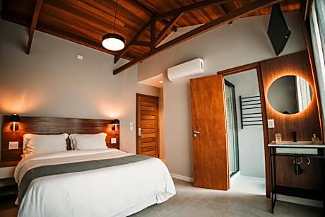 Deluxe Queen Suite