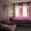 Chambre spatieuse avec grand lit.