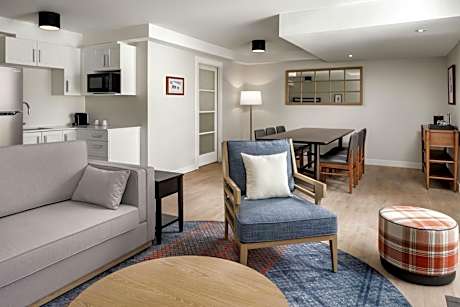 Suite, 1 Bedroom Suite, 1 King, Courtyard view