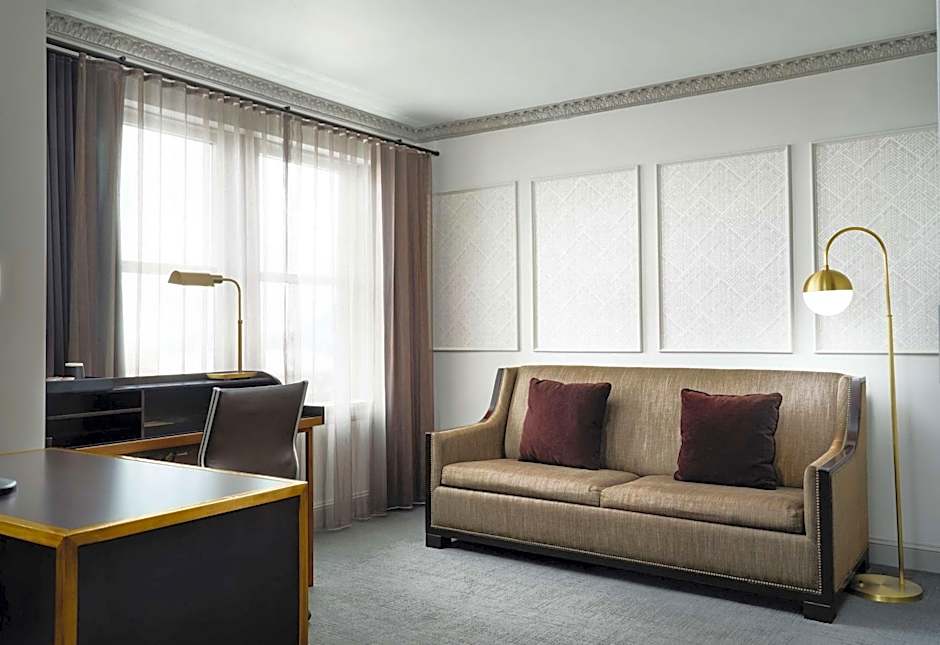 Hotel Phillips Kansas City Curio Collection by Hilton