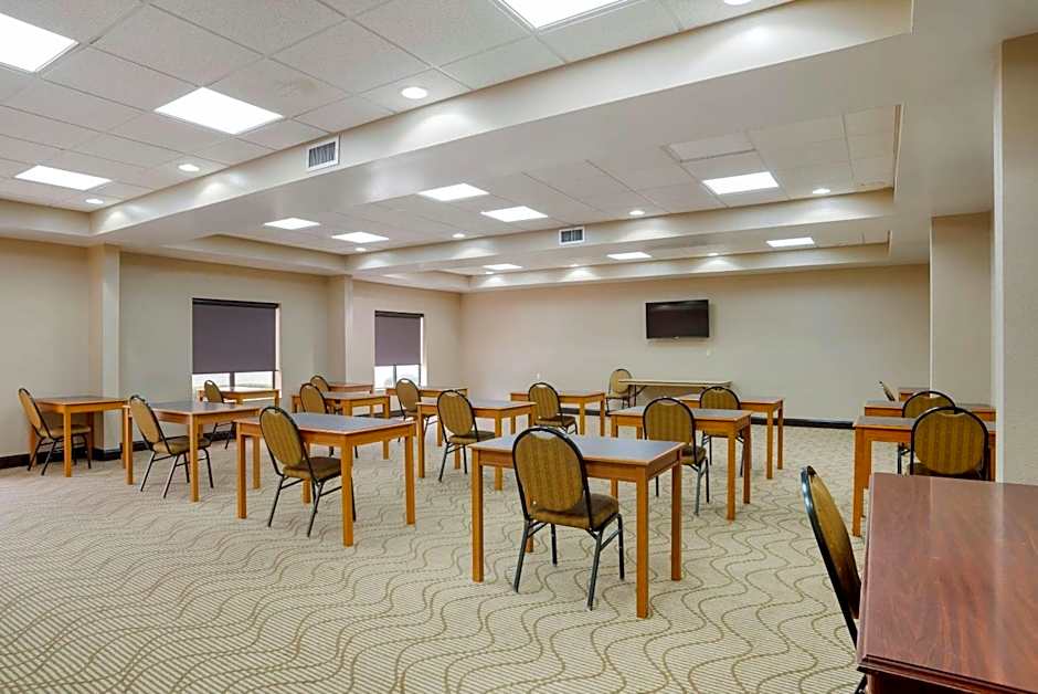 Comfort Suites Fultondale I-65 near I-22