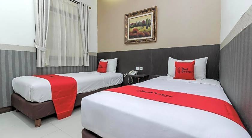RedDoorz Plus @ Tuparev Cirebon