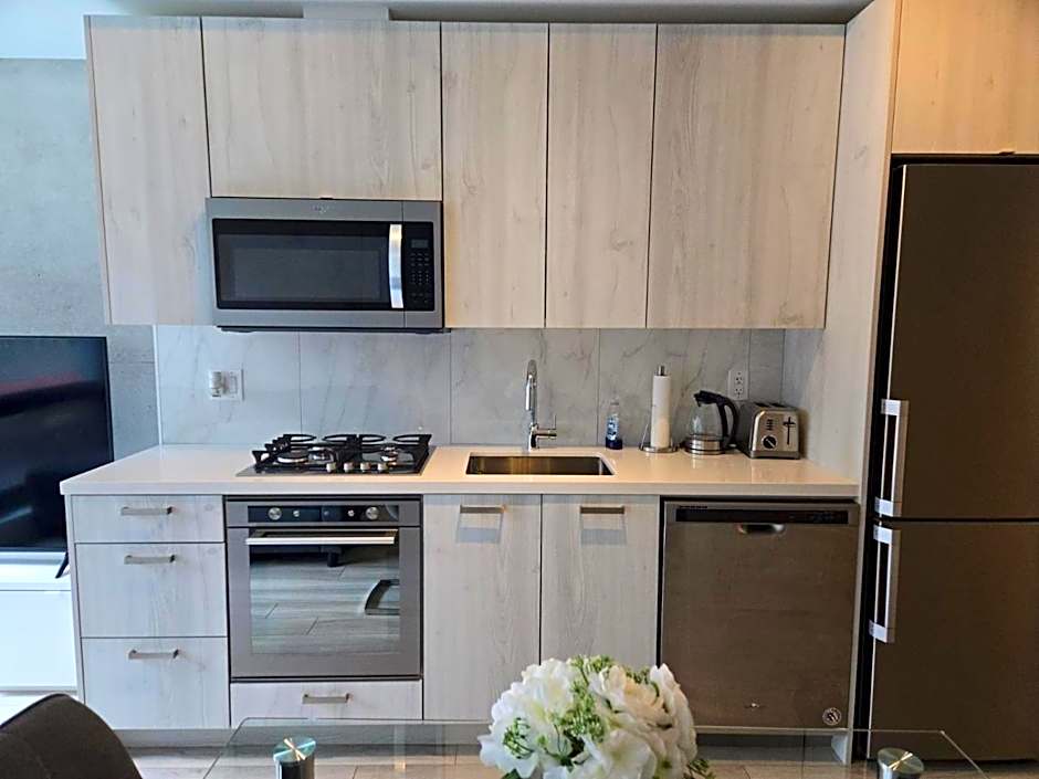 Stunning Open Layout Loft Apartment In Perfect Location