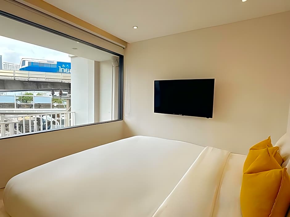 YELLO ROOMS Victory Monument