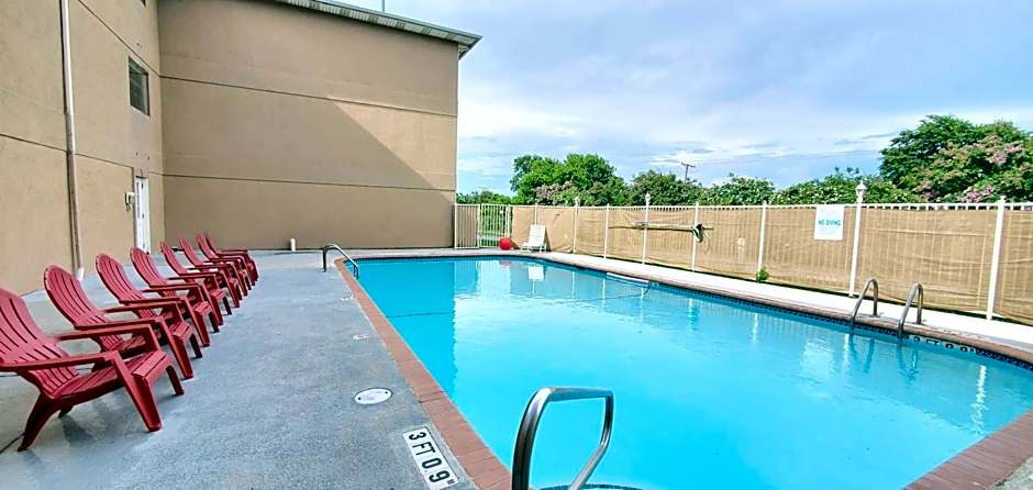 Super 8 by Wyndham Temple I-35