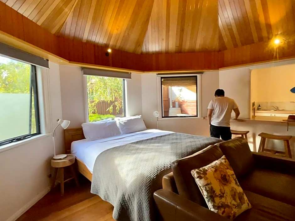 Grape Juice Retreat Rustic romantic gateway 5mins to beaches & town