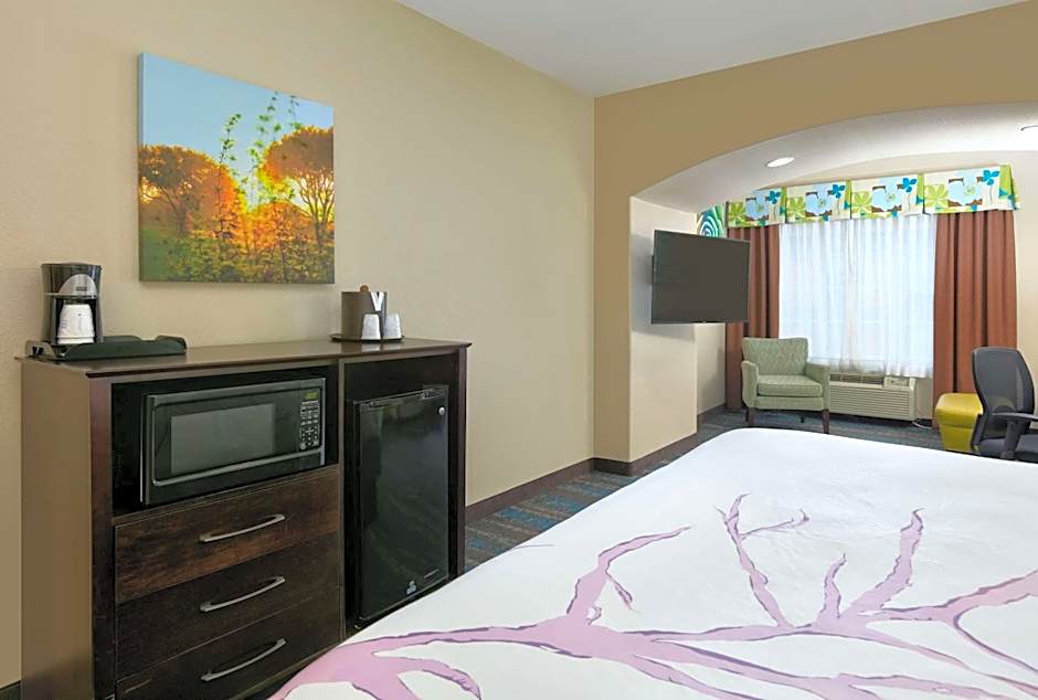 La Quinta Inn & Suites by Wyndham Dallas Grand Prairie South