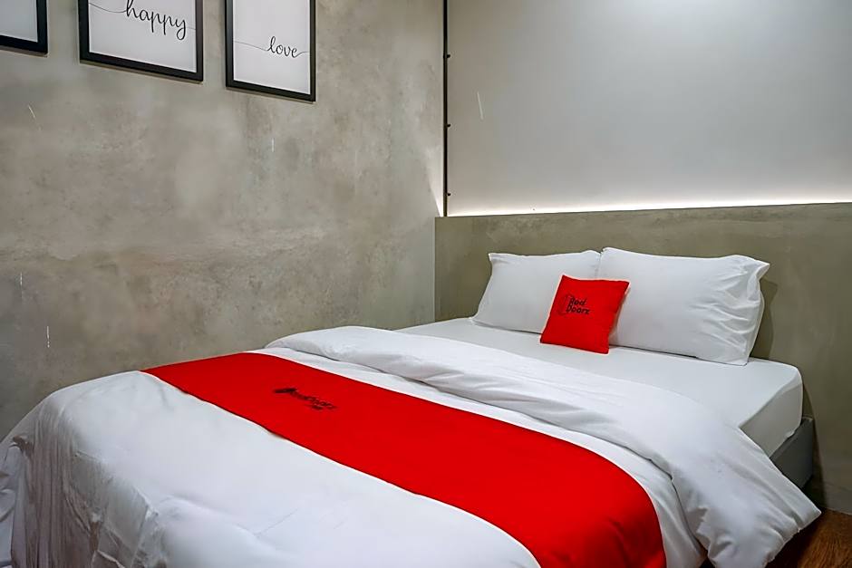 RedDoorz Plus near Kawasan Sam Poo Kong Semarang
