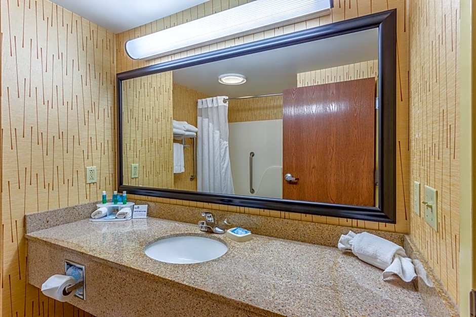 Holiday Inn Express & Suites Bowling Green by IHG