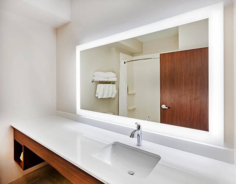 Holiday Inn Express & Suites - Lenexa - Overland Park Area By IHG