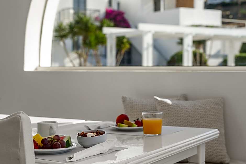 Mr & Mrs White Tinos