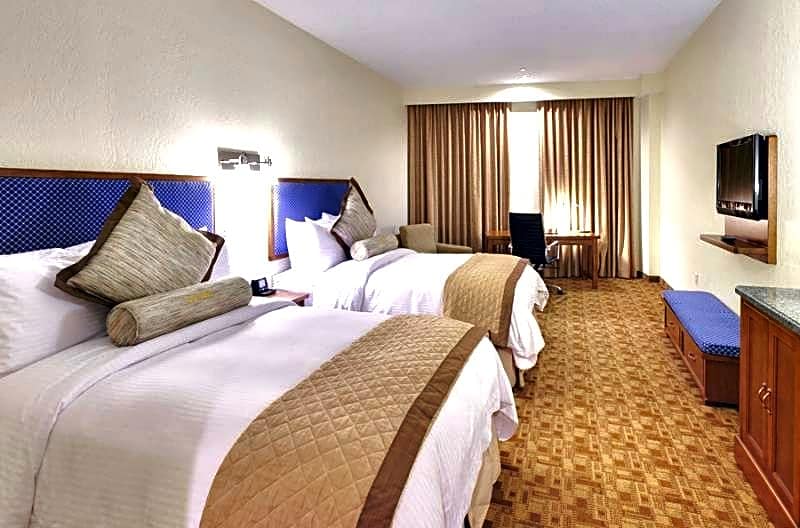 Wyndham Garden Baronne Plaza