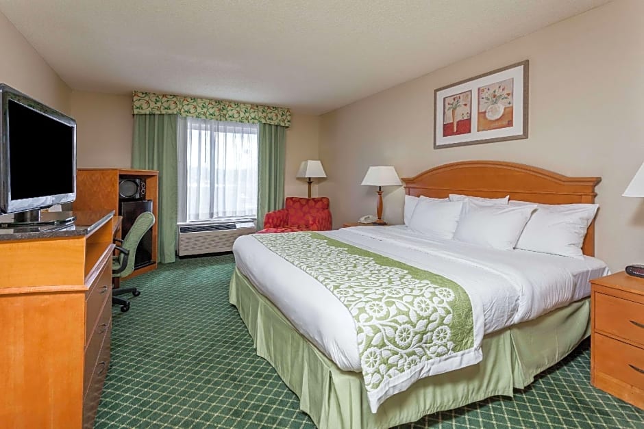 Days Inn & Suites by Wyndham Warren