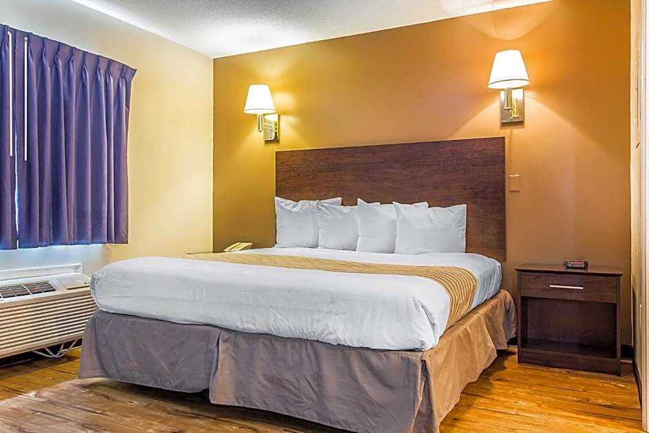 Photo 1 of 3 of Efficiency 1 King Bed, Nonsmoking
