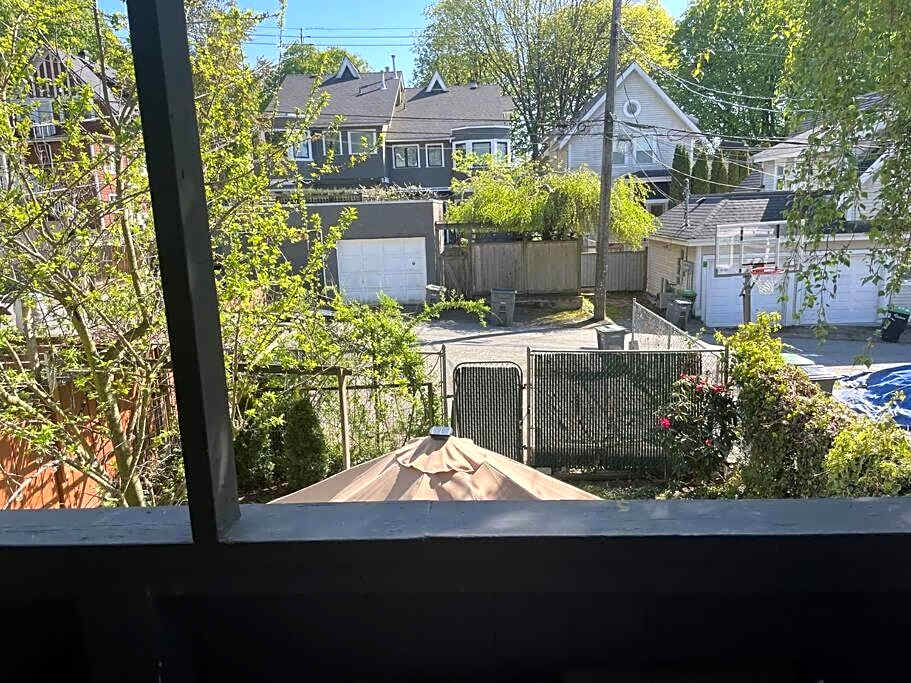 Quiet-comfy 4 bedroom house on a quiet tree lined street in Kitsilano