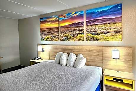 1 King Bed Smoking