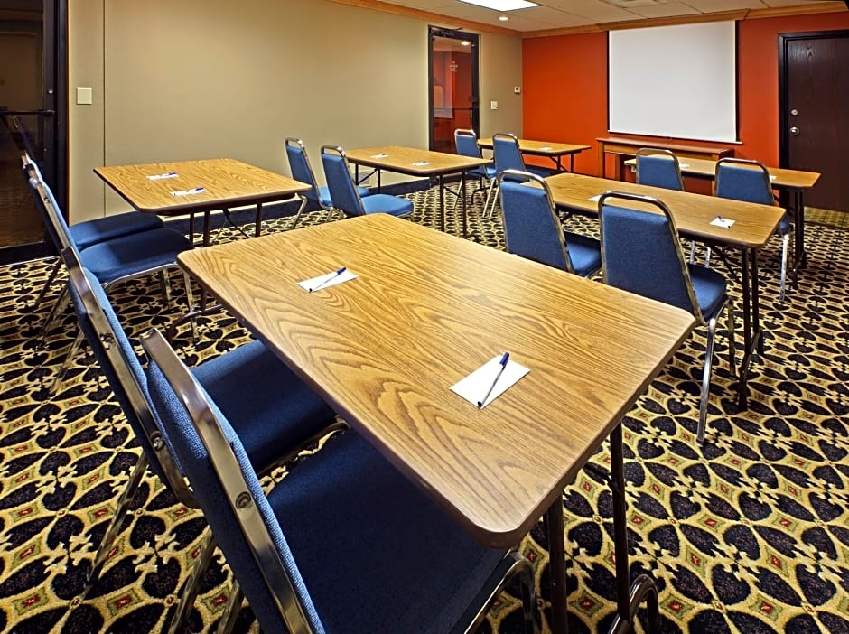 Holiday Inn Express & Suites Fayetteville University of Arkansas Area