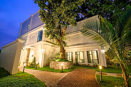 Villa with Garden View