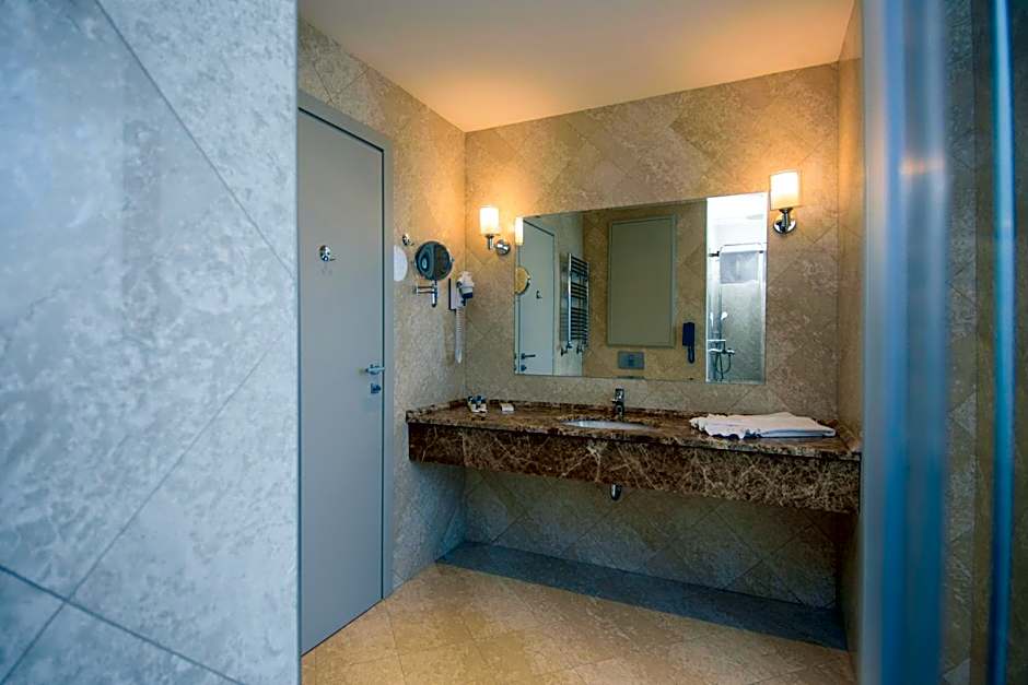 The Grand Gloria Hotel