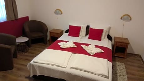 Standard 1 Queen Bed