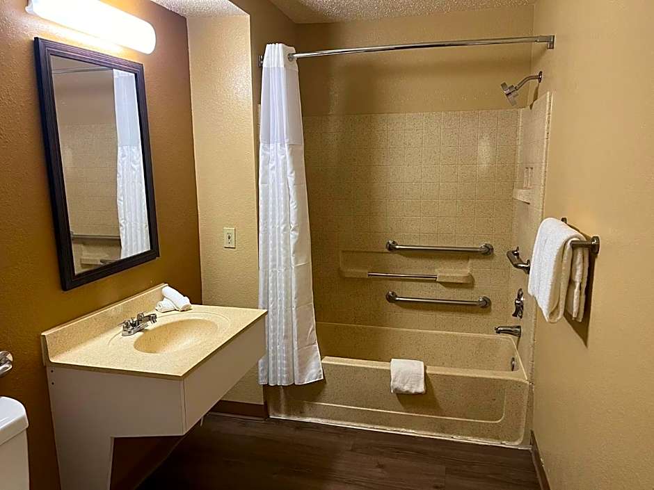 HomeTowne Studios & Suites by Red Roof Greensboro