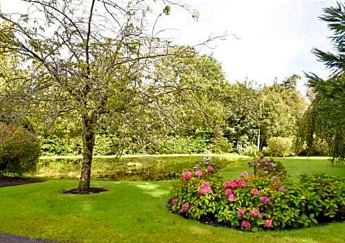 Ross Lake House Hotel