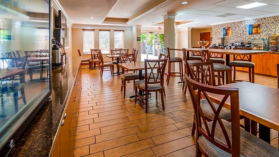 Best Western Plus Bradenton Hotel & Suites