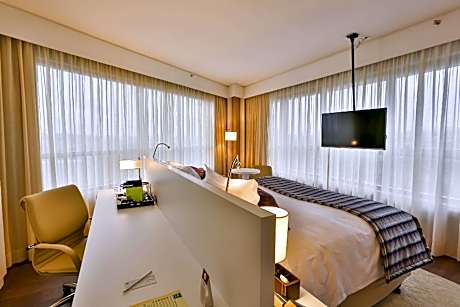 King Suite - Non-Smoking