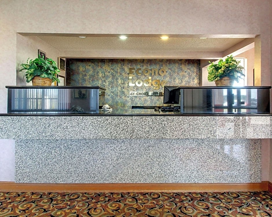 Econo Lodge Inn & Suites Forest