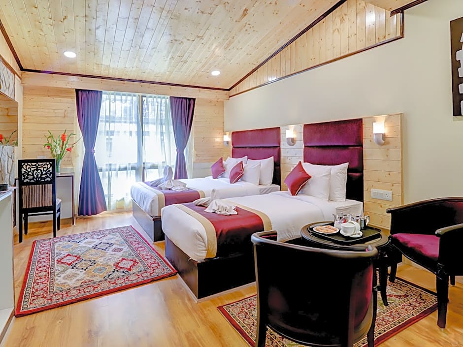 Sumitel Hotel 500 meters from Mall Road