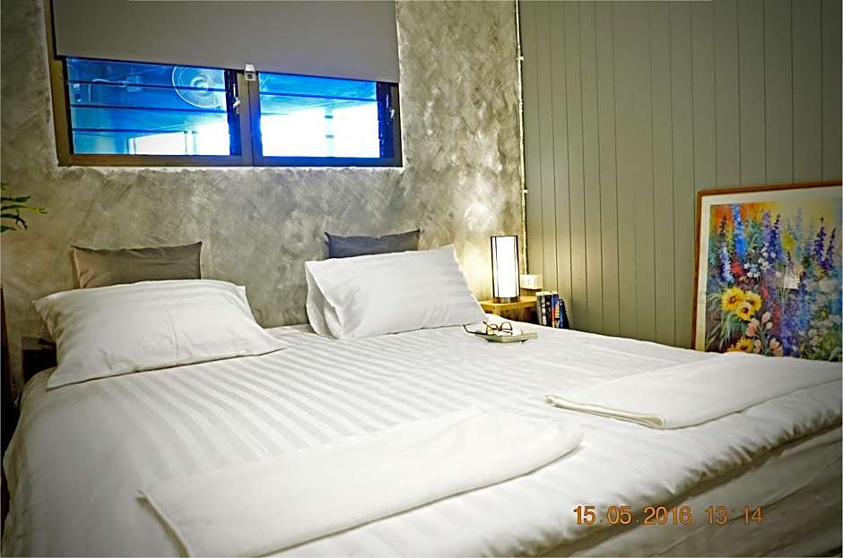 Goodfellas Thong lo Hostel #Check in time needed#