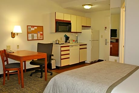One-Bedroom Queen Room with Mobility Accessible Tub - Non-Smoking