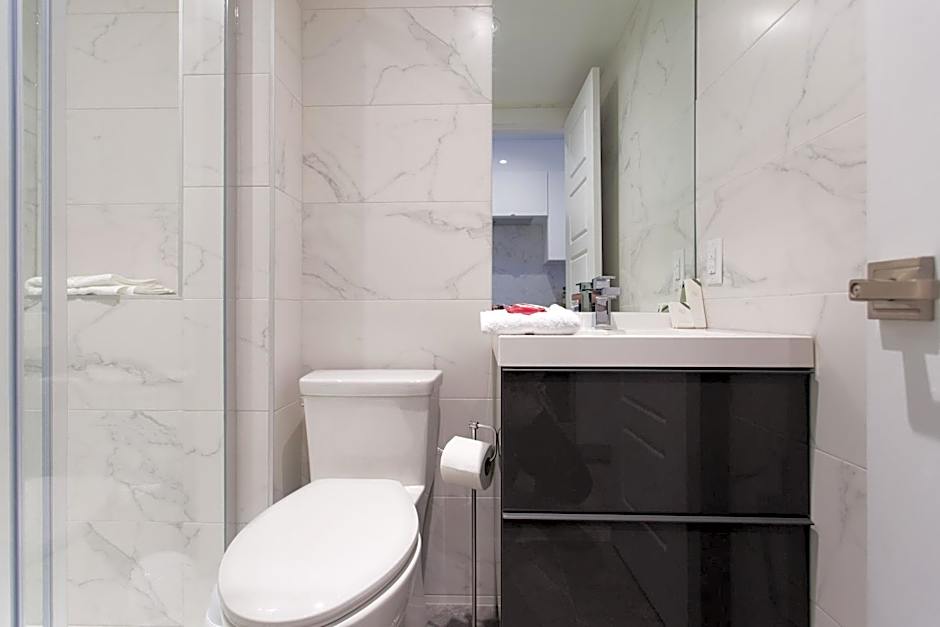 Studio Palms Steps from JeanTalon Market Full Bath by Den Stays