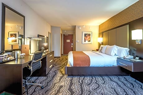 1 King Bed Hearing Accessible