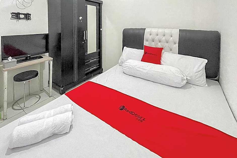 RedDoorz near Karawang Central Plaza