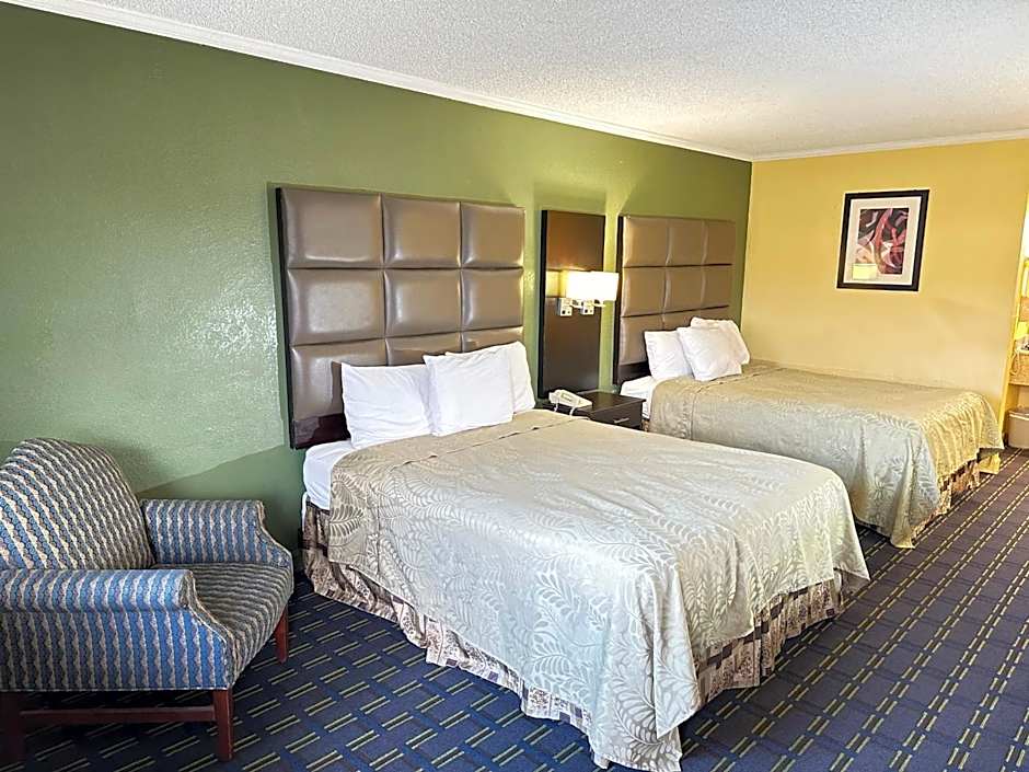 Rodeway Inn & Suites Plymouth Hwy 64