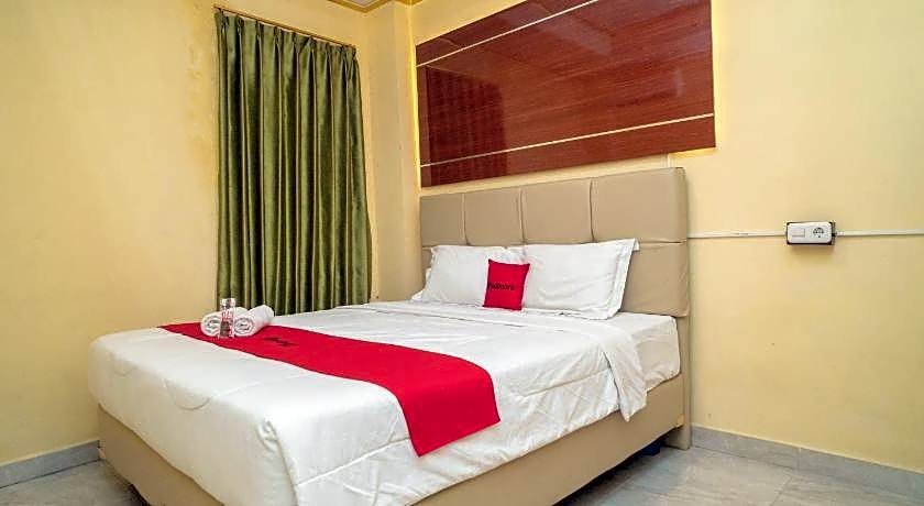 RedDoorz Plus Syariah near Pasar Turi