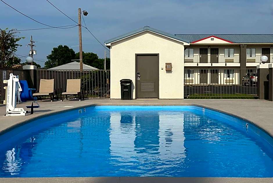 Super 8 by Wyndham Monroe